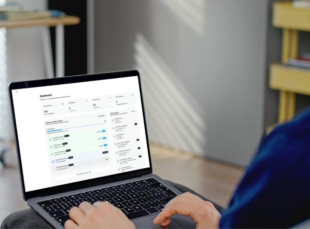 Person nutzt Laptop mit Dashboard-Ansicht.
